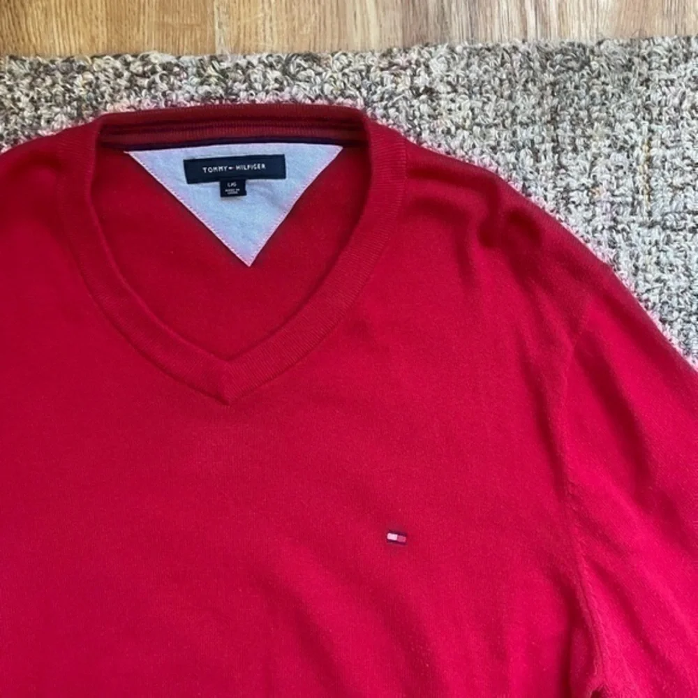 Tommy Hilfiger Pullover V-neck Sweater Long Sleeve Classic Fit Solid